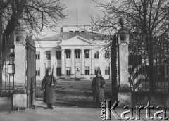 1939-1944, Warszawa, Generalne Gubernatorstwo.
Wartownicy niemieccy przed Belwederem.
Fot. NN, zbiory Ośrodka KARTA
 
