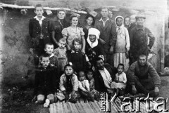 Ok. 1941, Ujska Ferma, Mołotowskij sowchoz, Kazachska SRR, ZSRR.
Polacy deportowani do ZSRR, wraz z tubylcami-Kazachami.
Fot. NN, zbiory Ośrodka KARTA