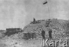 1941, Tobruk, Libia.
Wzgórze Medauar dominujące nad twierdzą, mieścił się tam punkt obserwacyjny Niemców; z prawej stoi wachmistrz Rudolf Pawetczuk.
Fot. NN, zbiory Ośrodka KARTA
 
