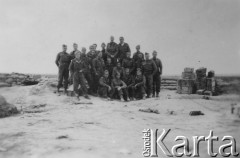 20.12.1941, Tobruk, Libia, Afryka..
Żołnierze 3 plutonu opuszczają okopy po czterech miesiącach obrony twierdzy.
Fot. NN, zbiory Ośrodka KARTA
 
