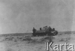 1941, Tobruk, Libia, Afryka.
Włoski czołg trafiony podczas ataku na polskie okopy, z prawej stoi dowódca plutonu wachmistrz Rudolf Pawetczuk.
Fot. NN, zbiory Ośrodka KARTA
 
