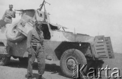 1942, El-Alamein, Egipt.
Żołnierze 3 plutonu Samodzielnej Brygady Strzelców Karpackich podczas obrony Delty Nilu. Obok wozu idzie wachmistrz Rudolf Pawetczuk.
Fot. NN, zbiory Ośrodka KARTA
 
