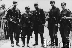 1945, woj. białostockie, Polska.
Partyzanci z V Brygady Wileńskiej Armii Krajowej. Stoją od lewej: ppor. Henryk Wieliczko 