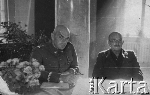 1944-1945, brak miejsca.
Generał Zygmunt Berling (z lewej) siedzi przy stole w towarzystwie mężczyzny.
Fot. NN, zbiory Ośrodka KARTA
 
