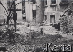 Wrzesień-październik 1939, Warszawa, Generalne Gubernatorstwo.
Groby mieszkańców miasta, którzy zginęli w czasie oblężenia.
Fot. NN, zbiory Ośrodka KARTA

