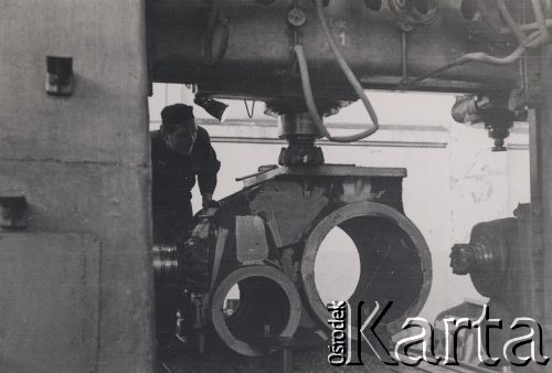 Lata 50., Poznań, Polska.
Zakłady Przemysłu Metalowego im. Hipolita Cegielskiego, hala produkcyjna.
Fot. NN, zbiory Ośrodka KARTA

