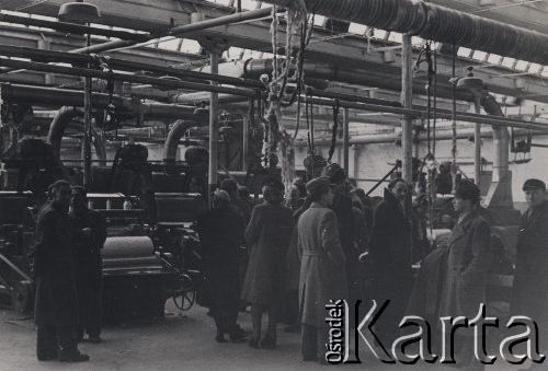 Lata 50., Poznań, Polska.
Zakłady Przemysłu Metalowego im. Hipolita Cegielskiego, grupa osób w hali produkcyjnej.
Fot. NN, zbiory Ośrodka KARTA
