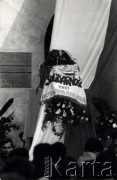 3.11.1984, Warszawa, Polska.
Pogrzeb księdza Jerzego Popiełuszki na terenie kościoła Św. Stanisława Kostki w Warszawie. Na zdjęciu wieniec i sztandar 