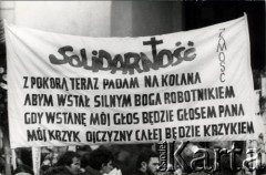 3.11.1984, Warszawa, Polska.
Pogrzeb księdza Jerzego Popiełuszki na terenie kościoła Św. Stanisława Kostki w Warszawie. Na zdjęciu transparent: 