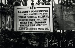 3.11.1984, Warszawa, Polska.
Pogrzeb księdza Jerzego Popiełuszki na terenie kościoła Św. Stanisława Kostki w Warszawie. Na zdjęciu transparent: 
