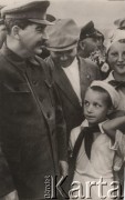 Lata 30., ZSRR.
Józef Stalin (z lewej) i Nikita Chruszczow w otoczeniu dzieci.
Fot. NN, zbiory Ośrodka KARTA
