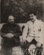 Przed 1923, ZSRR.
Włodzimierz Lenin (z lewej) i Józef Stalin, przewodniczący Rosyjskiej Komunistycznej Partii (bolszewików).
Fot. NN, zbiory Ośrodka KARTA