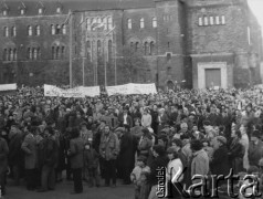 1980-1981 (?), Poznań, Polska.
Manifestacja pod pomnikiem Ofiar Czerwca 1956.
Fot. NN, zbiory Ośrodka KARTA

