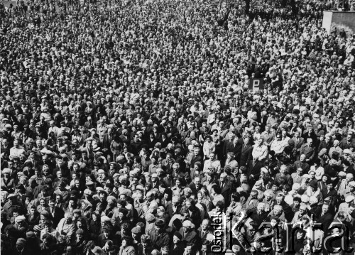 3.05.1981, Wrocław, Polska.
Msza święta przed siedzibą NSZZ Solidarność Regionu Dolny Śląsk.
Fot. NN, zbiory Ośrodka KARTA

