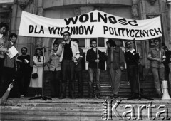 Czerwiec 1981, Wrocław, Polska.
Wiec w obronie więźniów politycznych, przemawia Karol Modzelewski, trzeci od prawej stoi Jarosław Broda.
Fot. NN, zbiory Ośrodka KARTA

