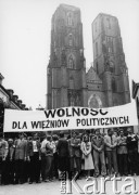 Czerwiec 1981, Wrocław, Polska.
Wiec w obronie więźniów politycznych, czwarty od prawej stoi Władysław Frasyniuk.
Fot. NN, zbiory Ośrodka KARTA

