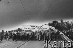 Czerwiec 1981, Wrocław, Polska.
Marsz w obronie więźniów politycznych, transparent z hasłem: 
