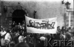 3.05.1982, Warszawa, Polska.
Stan wojenny - niezależna manifestacja solidarnościowa na Starym Mieście.
Fot. NN, zbiory Ośrodka KARTA