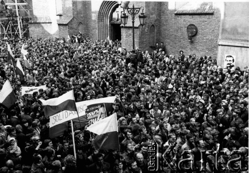 3.05.1982, Warszawa, Polska.
Stan wojenny - niezależna manifestacja solidarnościowa na Starym Mieście.
Fot. NN, zbiory Ośrodka KARTA