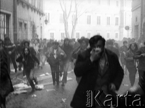 3.05.1982, Warszawa, Polska.
Stan wojenny - pacyfikacja niezależnej manifestacji solidarnościowej na Starym Mieście.
Fot. NN, zbiory Ośrodka KARTA