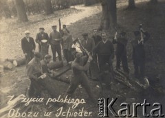 20.11.1945, Schieder, Niemcy.
Mężczyźni rąbiący drewno. Podpis: 
