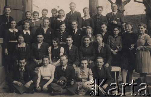 10.04.1944, Dboj-Hamborn, Jugosławia.
Grupa robotników przymusowych, między innymi rodzina Marii Jankowskiej.
Fot. NN, zbiory Ośrodka KARTA, udostępniła Maria Jankowska
 
