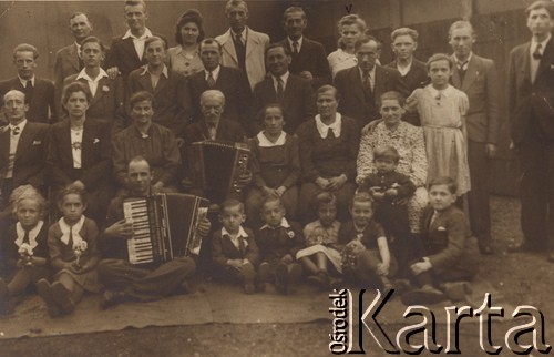 1944, Jugosławia.
Grupa robotników przymusowych - Polacy i Jugosłowianie, między innymi rodzina Marii Jankowskiej.
Fot. NN, zbiory Ośrodka KARTA, udostępniła Maria Jankowska
