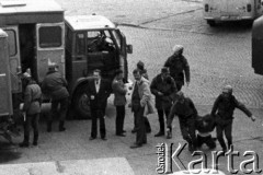 1.05.1985, Gdańsk, Polska.
Rozpędzanie przez ZOMO niezależnej manifestacji pierwszomajowej, zomowcy ciągną manifestanta.
Fot. NN, zbiory Ośrodka KARTA
