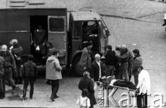 1.05.1985, Gdańsk, Polska.
Rozpędzanie przez ZOMO niezależnej manifestacji pierwszomajowej, na noszach ranny manifestant.
Fot. NN, zbiory Ośrodka KARTA

