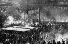 3.05.1983, Gdańsk, Polska.
Rozpędzanie przez ZOMO niezależnej manifestacji, starcia manifestantów z zomowcami.
Fot. NN, zbiory Ośrodka KARTA
