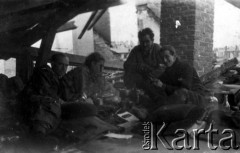 Sierpień 1944, Warszawa, Generalne Gubernatorstwo.
Powstanie Warszawskie. Grupa powstańców ukrywających się na dachu domu przy ul. Raszyńskiej 58. Od lewej: 