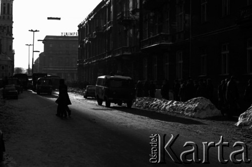 13.12.1981, Warszawa, Polska.
Wprowadzenie stanu wojennego - widok ulicy Mokotowskiej przed siedzibą Zarządu Regionu Mazowsze NSZZ 