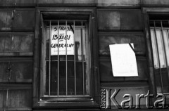13.12.1981, Warszawa, Polska.
Wprowadzenie stanu wojennego - plakat na oknie za napisem: 