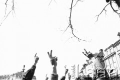 1.05.1982, Warszawa, Polska.
Stan wojenny - manifestacja niezależna na Placu Zamkowym na Starym Mieście, zorganizowana przez podziemne struktury 