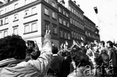 1.05.1982, Warszawa, Polska.
Stan wojenny - manifestacja niezależna na Placu Zamkowym na Starym Mieście, zorganizowana przez podziemne struktury 