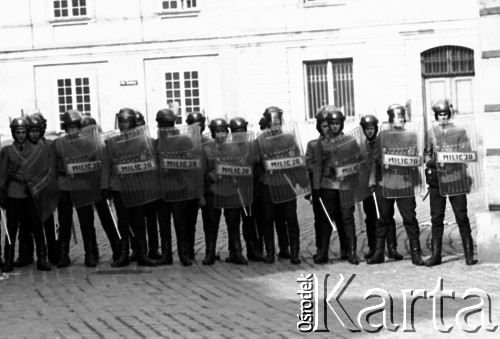 3.05.1982, Warszawa, Stare Miasto.
Stan wojenny - manifestacja niezależna na Placu Zamkowym na Starym Mieście, zorganizowana przez podziemne struktury 