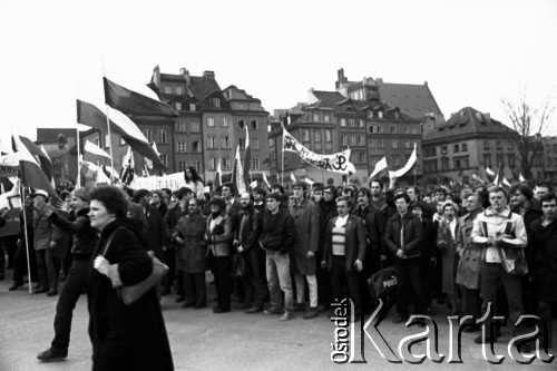 3.05.1982, Warszawa, plac Zamkowy.
Stan wojenny - manifestacja niezależna na Placu Zamkowym na Starym Mieście, zorganizowana przez podziemne struktury 
