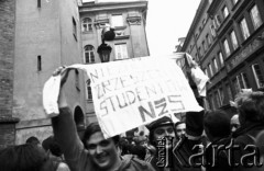 3.05.1982, Warszawa, ulica Świętojańska.
Stan wojenny - manifestacja niezależna na Placu Zamkowym na Starym Mieście, zorganizowana przez podziemne struktury 