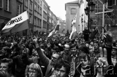 3.05.1982, Warszawa, ulica Świętojańska.
Stan wojenny - manifestacja niezależna na Placu Zamkowym na Starym Mieście, zorganizowana przez podziemne struktury 