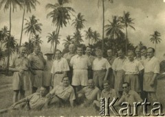 Listopad 1947, Mombasa, Afryka.
Oficerowie 2 Korpusu Polskiego gen. Władysława Andersa na tle palm.
Fot. NN, zbiory Ośrodka KARTA