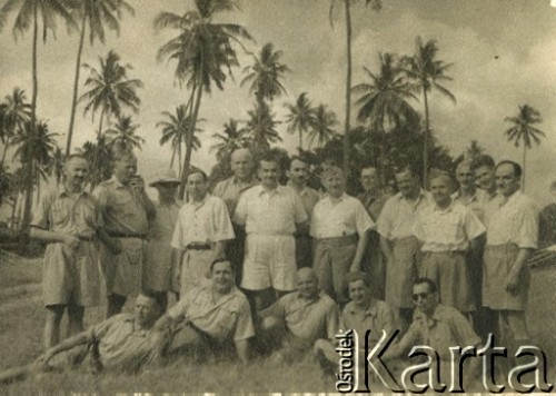 Listopad 1947, Mombasa, Afryka.
Oficerowie 2 Korpusu Polskiego gen. Władysława Andersa na tle palm.
Fot. NN, zbiory Ośrodka KARTA