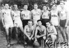 1958, Mordowa, Mordwińska ASRR, ZSRR.
Dwa zespoły piłki siatkowej, ze znaczkiem litewskim na koszulce i numerem 3 stoi Petras Plumpa (trzeci od lewej).
Fot. NN, zbiory Ośrodka KARTA, udostępnił Petras Plumpa