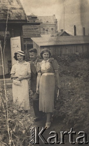 1938, Wilno, Polska.
Grupa osób przed domem. Z prawej stoi Wanda Biłat.
Fot. NN, zbiory Ośrodka KARTA, udostępniła Wanda Biłat
 

