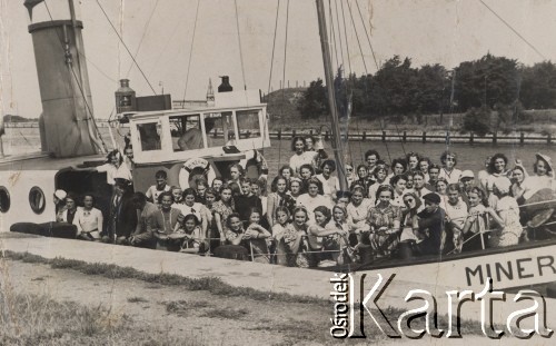1934, Polska.
Absolwentki Szkoły Handlowej w Wilnie na statku 