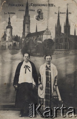1930, Częstochowa, Polska.
Stefania (z lewej) i Janina Zaborska z Warszawy podczas pielgrzymki na Jasną Górę. Na odwrocie podpis: 