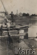 1937, Wilno, Polska.
Wanda Biłat (w jasnej sukience) na barce przycumowanej do brzegu Wilejki.
Fot. NN, zbiory Ośrodka KARTA, udostępniła Wanda Biłat
 
