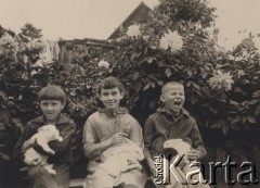 Ok. 1960, Wilno, Litewska SRR, ZSRR.
Dzieci z królikami. Z prawej siedzi syn Wandy Biłat Aleksander, z lewej Edmund, syn siostry Stanisławy Kozłowskiej.
Fot. NN, zbiory Ośrodka KARTA, udostępniła Wanda Biłat
 
