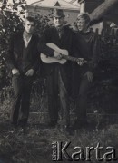 1948, Wilno, Litewska SRR, ZSRR.
Grupa młodych mężczyzn w ogrodzie. Z lewej stoi Andrzej Biłat.
Fot. NN, zbiory Ośrodka KARTA, udostępniła Wanda Biłat
 
