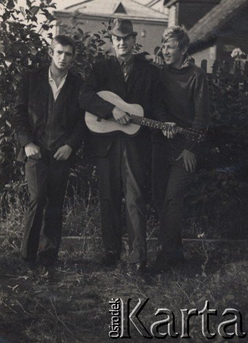 1948, Wilno, Litewska SRR, ZSRR.
Grupa młodych mężczyzn w ogrodzie. Z lewej stoi Andrzej Biłat.
Fot. NN, zbiory Ośrodka KARTA, udostępniła Wanda Biłat
 
