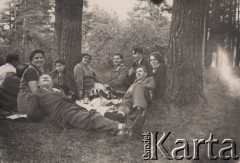 1958, Druskienniki, Litewska SRR, ZSRR.
Wczasowicze w lesie, w środku siedzi Wanda Biłat.
Fot. NN, zbiory Ośrodka KARTA, udostępniła Wanda Biłat
 
